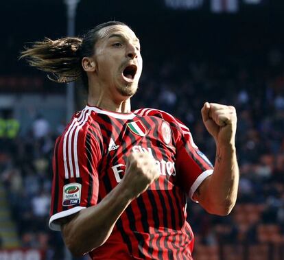 Ibrahimovic festeja un gol con el Milan.