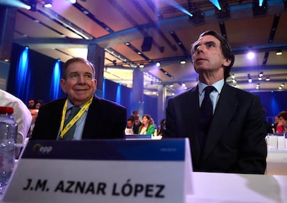 El expresidente del Gobierno José María Aznar (a la derecha) y el presidente electo de Venezuela, Edmundo González, este miércoles.