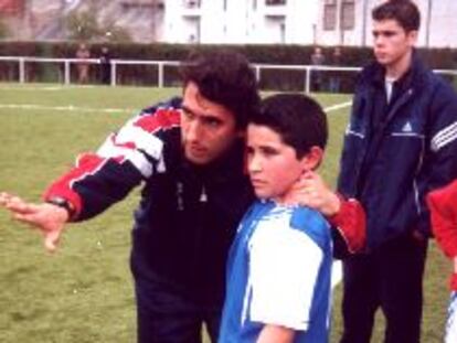 Jean Araya recibía ayer, antes de entrar a jugar, las últimas instrucciones de su entrenador, Alberto Moríñigo.