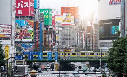 Metro elevado junto a la estación de Shinjuku, uno de los barrios más bulliciosos y atractivos de la capital japonesa.