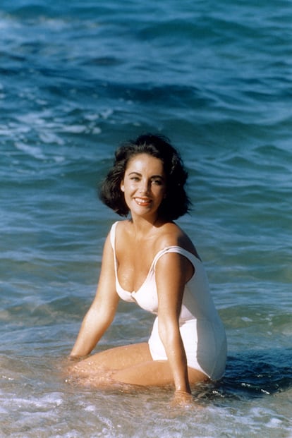 El bañador sigue escalando puestos para ganarle la partida al bikini. Elizabeth Taylor lucía en el filme De repente, el último verano (1959) un atemporal diseño blanco.