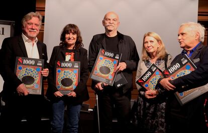 Presentación del número 1.000 de la 'Revista Ñ' en el Festival Eñe de Madrid. Participaron (de izq. a der.), el editor general de 'Clarín', Ricardo Kirschbaum; la escritora Rosa Montero; el escritor Martín Caparrós; la editora general de 'Ñ' Matilde Sánchez, y el periodista Juan Cruz ./ Gentileza Diario Clarín