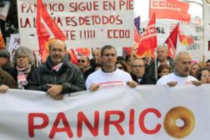 El secretario general de CCOO en Catalu&ntilde;a, Joan Carles Gallego (c), durante una manifestaci&oacute;n por el centro de Barcelona en solidaridad con la plantilla de Panrico en Santa Perp&egrave;tua de Mogoda (Barcelona).