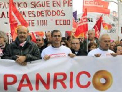 El secretario general de CCOO en Catalu&ntilde;a, Joan Carles Gallego (c), durante una manifestaci&oacute;n por el centro de Barcelona en solidaridad con la plantilla de Panrico en Santa Perp&egrave;tua de Mogoda (Barcelona).