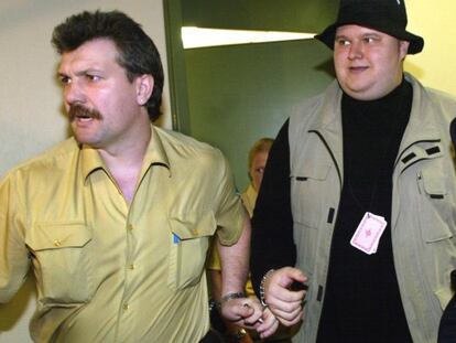 Kim Schmitz, fundador de Megaupload (derecha), detenido en mayo de 2002.