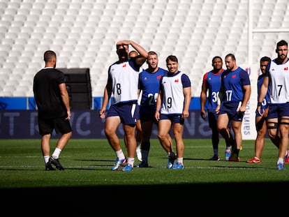 La selección francesa de rugby durante un entrenamiento previo al inicio del mundial.