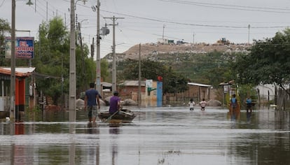 Las habituales inundaciones cada año en invierno, cuando llueve, suelen durar unos días. Pero periódicamente se producen en grandes dimensiones, el agua se estanca y puede tardar meses en volver a bajar. Los últimos desastres que se recuerdan en el Bañado ocurrieron en 1983, 1997 y el pasado junio.