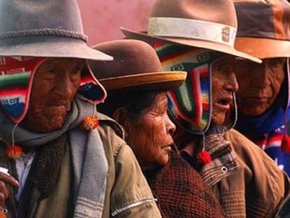 Indígenas aimaras hacen cola para votar en el referéndum de ayer en Ajllata, un pueblo de Bolivia.
