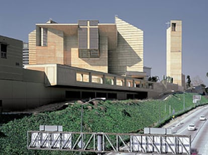 Vista exterior de la nueva catedral de Los Ángeles desde la autopista de Hollywood, obra de Rafael Moneo.