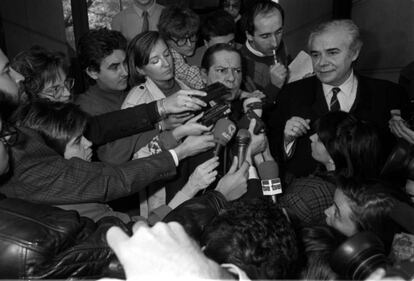 El empresario Celso Barreiro, rodeado de periodistas, acompañado de su abogado, Manuel Cobo del Rosal, a su llegada a la Audiencia Nacional para prestar declaración ante el juez Baltasar Garzón, dentro del sumario de la 'Operación Nécora'.