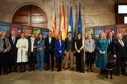 El presidente de la Generalitat, Carlos Mazón, y los vicepresidentes, Vicente Barrera y Susana Camarero (a su izquierda), junto con premiados o otros cargos políticos en el Palau de la Generalitat.