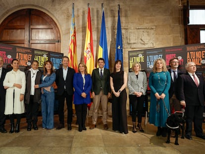 El presidente de la Generalitat, Carlos Mazón, y los vicepresidentes, Vicente Barrera y Susana Camarero (a su izquierda), junto con premiados o otros cargos políticos en el Palau de la Generalitat.