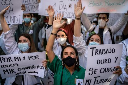 Concentración de Médicos Internos Residentes (MIR) frente al Ministerio de Sanidad en protesta por el sistema de elección de plazas este martes.