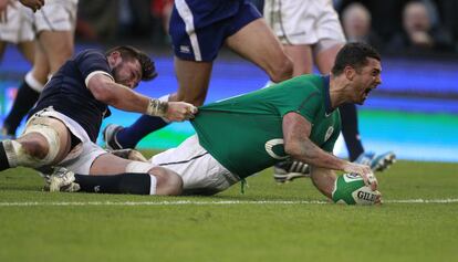 El irlandés Rob Kearney, a la derecha, celebra el punto.