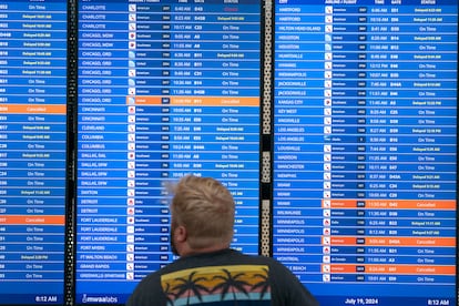 Un viajero comprueba la información de un vuelo en el Aeropuerto Nacional Ronald Regan de Washington el 19 de julio de 2024 en Washington, DC. 