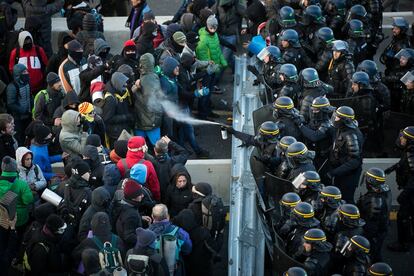La policia francesa conté manifestants de Tsunami Democràtic a l'AP-7, a l'altura de la frontera amb França, el 12 de novembre.