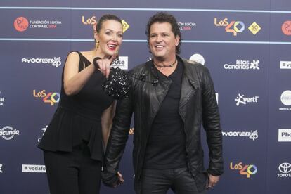 El cantante colombiano Carlos Vives junto a su esposa Claudia Elena Vásquez.