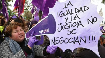 Concentración en Sevilla bajo el lema 'Ni un paso atrás en igualdad y diversidad. Nuestros derechos no se negocian'. 