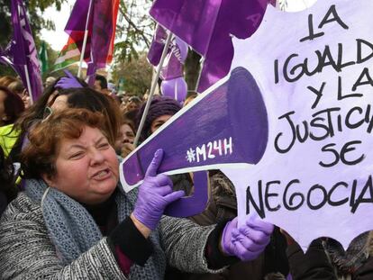 Concentración en Sevilla bajo el lema 'Ni un paso atrás en igualdad y diversidad. Nuestros derechos no se negocian'. 