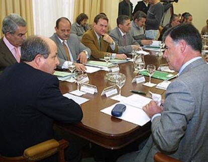 José Torres Hurtado (a la izquierda) y José Antonio Viera, ayer, en la reunión sobre Boliden.