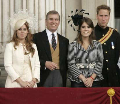 Las princesas Beatriz (izquierda) y Eugenia de York, junto a su padre Andr&eacute;s y su primo Guillermo. 