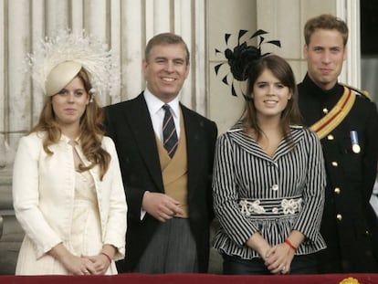 Las princesas Beatriz (izquierda) y Eugenia de York, junto a su padre Andr&eacute;s y su primo Guillermo. 