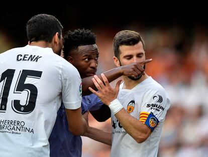 Vinicius Jr. señala a las gradas durante el partido de este domingo en Valencia.