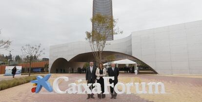 En el centro, la presidenta de la Junta de Andalucía, Susana Díaz, junto al presidente del Grupo La Caixa, Isidro Fainé, a su izquierda, y el alcalde de Sevilla, Juan Espadas (PSOE), delante de la estructura perteneciente al espacio cultural de CaixaForum Sevilla que se ha inaugurado hoy en la capital hispalense, con más de 7.500 metros cuadrados, el octavo de estas características en España y el tercero más importante por su capacidad.