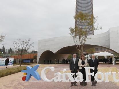 En el centro, la presidenta de la Junta de Andaluc&iacute;a, Susana D&iacute;az, junto al presidente del Grupo La Caixa, Isidro Fain&eacute;, a su izquierda, y el alcalde de Sevilla, Juan Espadas (PSOE), delante de la estructura perteneciente al espacio cultural de CaixaForum Sevilla que se ha inaugurado hoy en la capital hispalense, con m&aacute;s de 7.500 metros cuadrados, el octavo de estas caracter&iacute;sticas en Espa&ntilde;a y el tercero m&aacute;s importante por su capacidad.