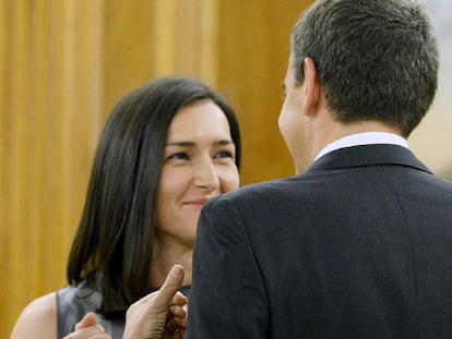 Zapatero conversa con la nueva ministra de Cultura.