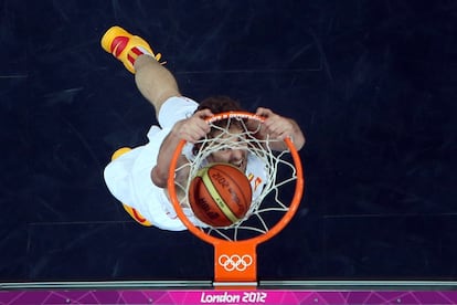 Pau Gasol se cuelga del aro durante el partido contra China.