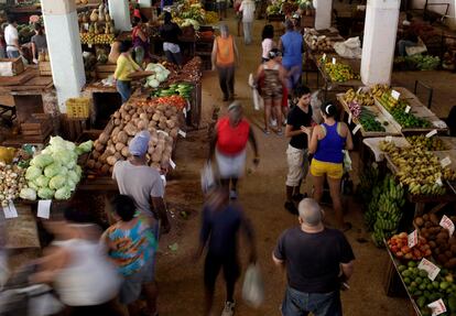 Clientes compran en un mercado al aire libre en La Habana, Cuba, en una imagen de archivo.