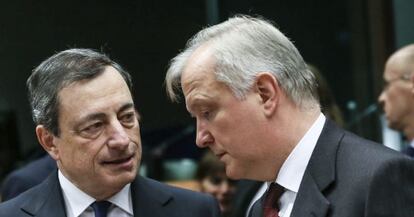 El presidente del BCE, Mario Draghi, con el responsable de Asuntos Económicos, Olli Rehn