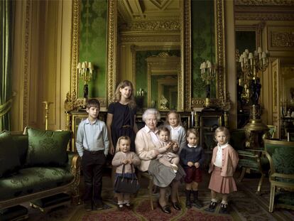 Al cumplir 90 años, Isabel II posó con los miembros más pequeños de la familia real. En la imagen la Reina sostiene a la princesa Carlota.