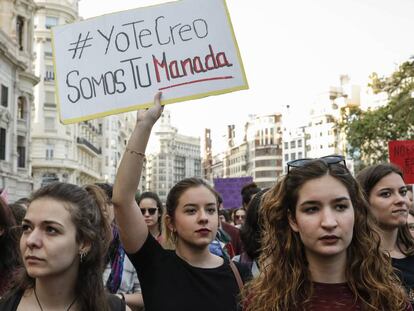 Concentración en Valencia en protesta por la sentencia condenatoria a 9 años de cárcel a los miembros de La Manada, en Valencia, en abril de 2018.