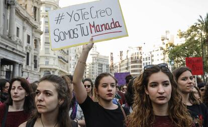 Concentración en Valencia en protesta por la sentencia condenatoria a 9 años de cárcel a los miembros de La Manada, en Valencia, en abril de 2018.