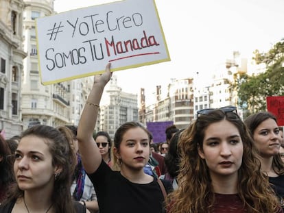 Concentración en Valencia en protesta por la sentencia de La Manada, en abril de 2018.