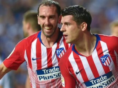 Dos testarazos del delantero quiebran la buena racha de la Real con Imanol (0-2) y mantienen al Atlético a siete puntos del Barcelona