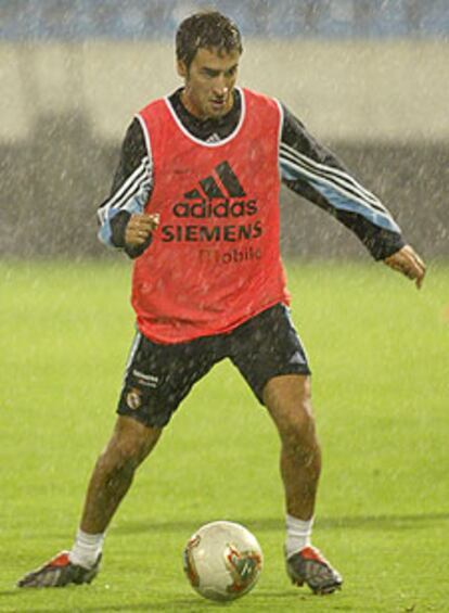 Raúl, durante el entrenamiento del Madrid ayer en Oporto.