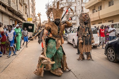 Un espectacular desfile de artistas y marionetas gigantes invadió a principios de mayo las calles de Dakar con el objetivo de sensibilizar al gran público a través del arte. Se trata de ‘The Herds’, una experiencia teatral y emocional que recorre las vías de distintos centros urbanos del mundo. “El proyecto surge de la necesidad de crear una nueva interacción con el ecosistema. Queremos inspirar la acción climática a través del arte participativo y renovar nuestro vínculo con la naturaleza”, afirma Amir Nizar Zuabi, director artístico del proyecto, de origen palestino y residente en Londres. Antes de ‘The Herds’, había creado ‘The Walk: el viaje de Little Amal’, una marioneta gigante de 3,6 metros de altura de una niña refugiada que comenzó su periplo en la frontera entre Siria y Turquía, para terminar en Manchester tras recorrer 18 países. “Soy palestino, pertenezco al pueblo con una de las comunidades de refugiados más numerosa del mundo, para mí era muy importante contar la historia de Amal”.