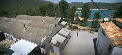 Vista del embalse desde la parte del poblado donde resid&iacute;an los penados del franquismo que participaban en la construcci&oacute;n del pantano de Benag&eacute;ber.