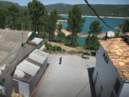 Vista del embalse desde la parte del poblado donde residían los penados del franquismo que participaban en la construcción del pantano de Benagéber.