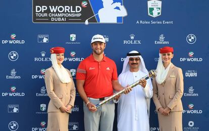 Jon Rahm con el trofeo Jumeirah.