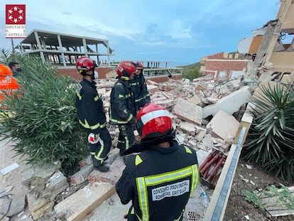 Hasta el lugar se han trasladado cinco dotaciones de bomberos, así como personal de las unidades de rescate y salvamento, de la unidad canina y de la unidad de maquinaria y logística.