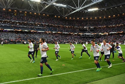 La plantilla del Manchester United calienta antes del comienzo del partido.