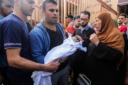 Un hombre sostiene el cuerpo de un niño muerto por los ataques aéreos israelíes, este miércoles en Jan Yunis. 