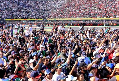 Aficionados celebran el final de la carrera del Gran Premio de Fórmula 1 con el triunfo de Max Verstappen, de Red Bull.