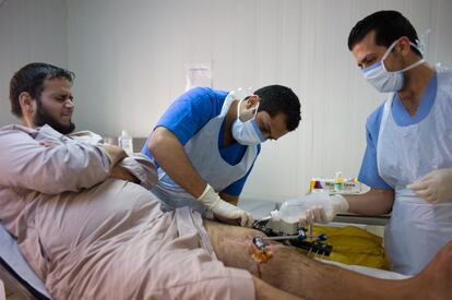Bisher Hawele, un joven de 20 años de Damasco, recibió cuatro balazos en la pierna. Le dispensaron cuidados básicos en Siria y terminó su tratamiento en la clínica de MSF en Ammán.