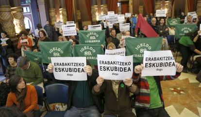 Vecinos de Igeldo muestran carteles con el lema &ldquo;tenemos derecho a decidir&rdquo;, en un pleno de San Sebasti&aacute;n, en 2013.