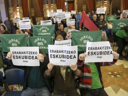 Vecinos de Igeldo muestran carteles con el lema &ldquo;tenemos derecho a decidir&rdquo;, en un pleno de San Sebasti&aacute;n, en 2013.